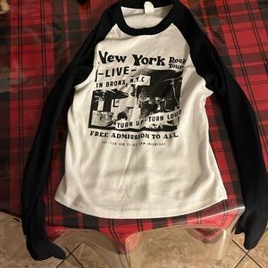 I got tired of having so much clothes and stuff so im deciding to sell it here!